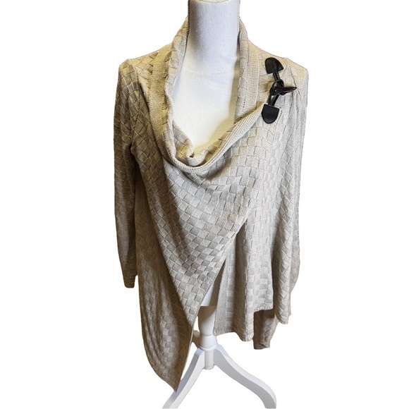 Venus Beige Tan Basket Weave Wrap Sweater with Toggle Closure 
NWT 
Size Small - Picture 8 of 16